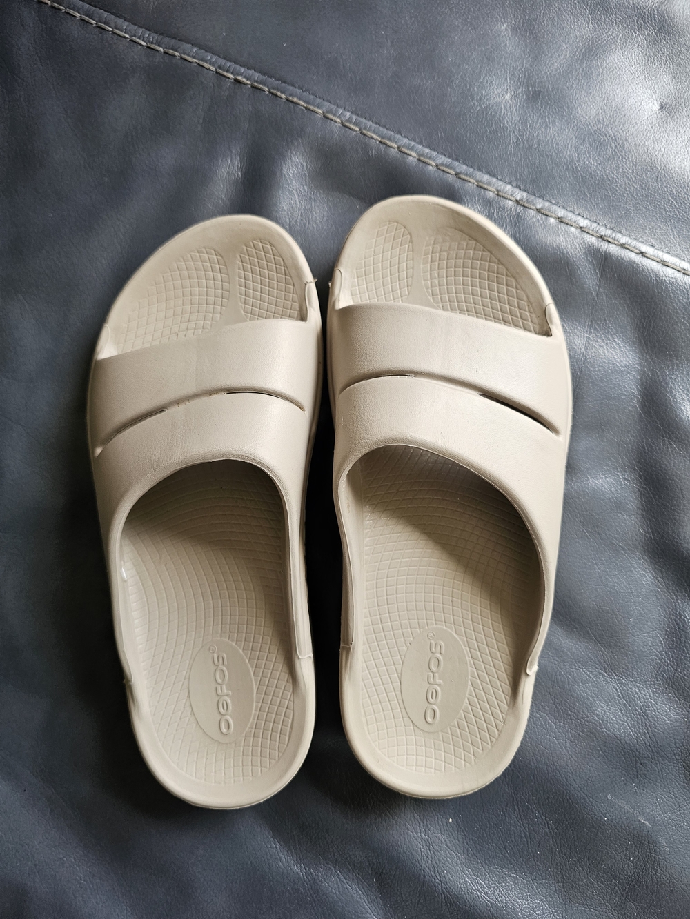 OOFOS Men’s Beige Recovery Slide - Lightweight Comfort - Picture 4 of 5